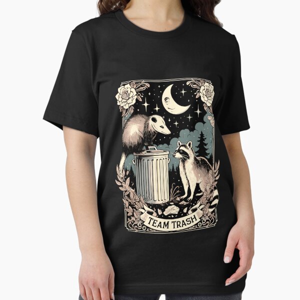 Vista previa del artículo con la obra «Equipo Basura Tarot Carta Zarigüeya Brujería Goth Zarigüeya Mapache», diseñado y vendido por Dressed For  Duty.