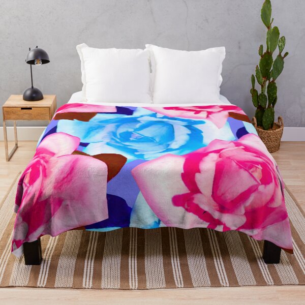 Artikelvorschau, Blaue Teerose Fotografie / Rosa Teerose Fotografie / Blauer Hintergrund / Wiederholendes Rosenmuster / Blaue Rose Fotografie entworfen und verkauft von Victoria Rose.