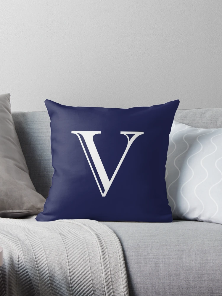 Aperçu 1 sur 4. Coussin avec l'œuvre Monogramme V créée et vendue par ShellSticker.