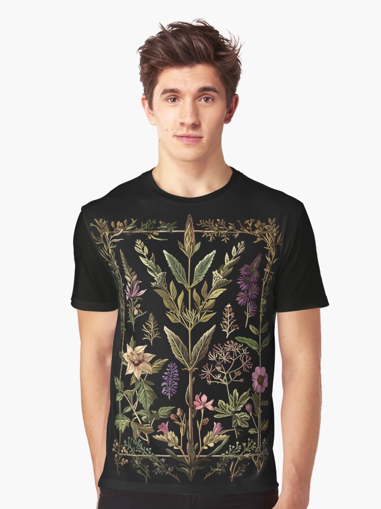 Imagen 1 de 5, Camiseta gráfica con la obra Hierbas oscuras de bruja victoriana, diseñada y vendida por Enyr.