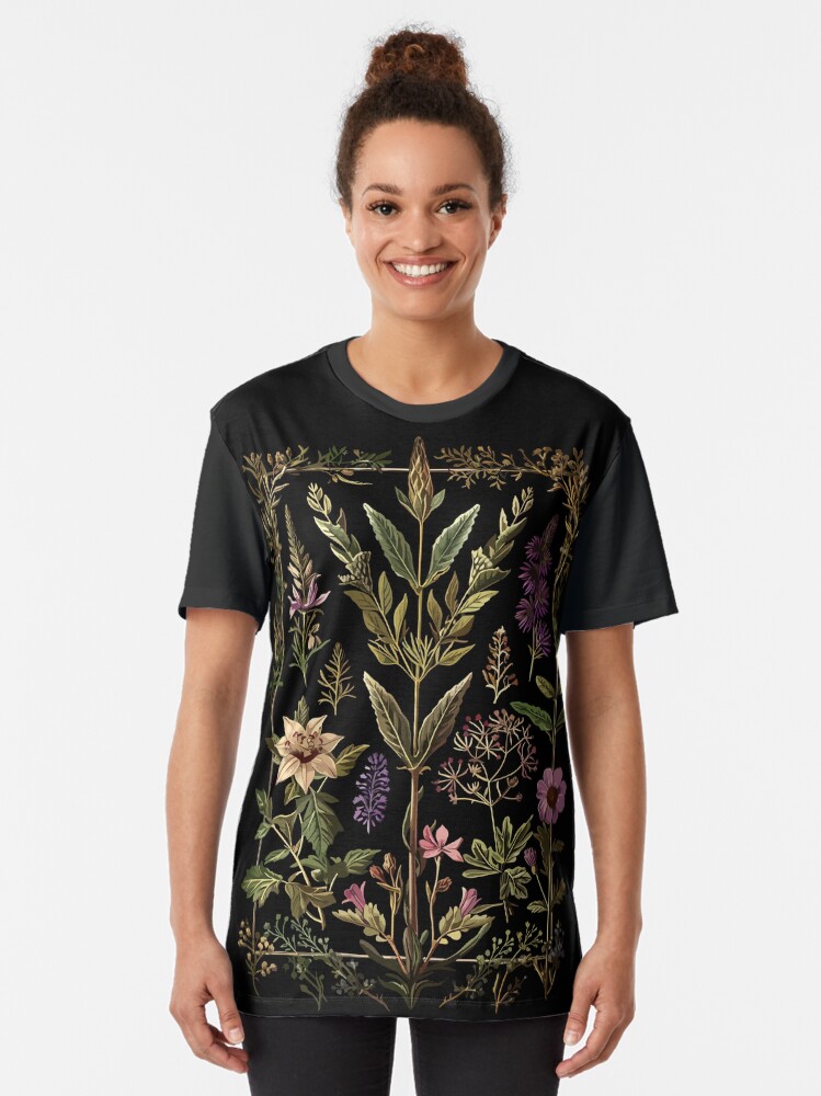 Imagen 2 de 5, Camiseta gráfica con la obra Hierbas oscuras de bruja victoriana, diseñada y vendida por Enyr.