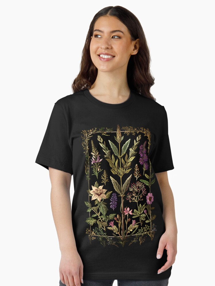 Imagen 2 de 7, Camiseta esencial con la obra Hierbas oscuras de bruja victoriana, diseñada y vendida por Enyr.