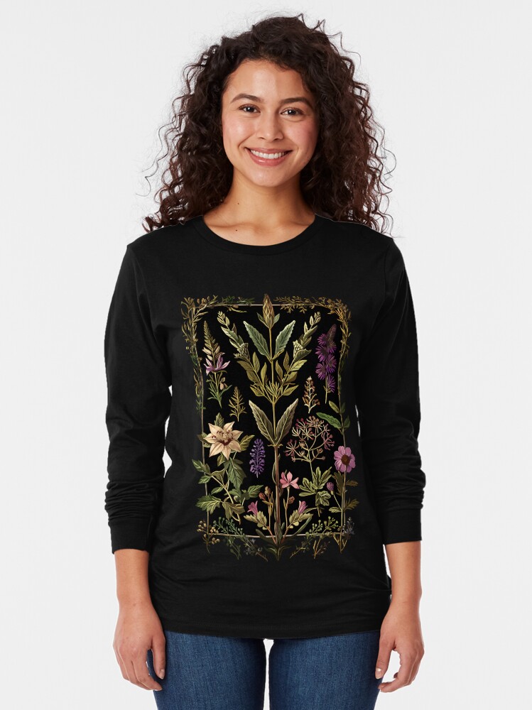 Imagen 2 de 5, Camiseta de manga larga con la obra Hierbas oscuras de bruja victoriana, diseñada y vendida por Enyr.