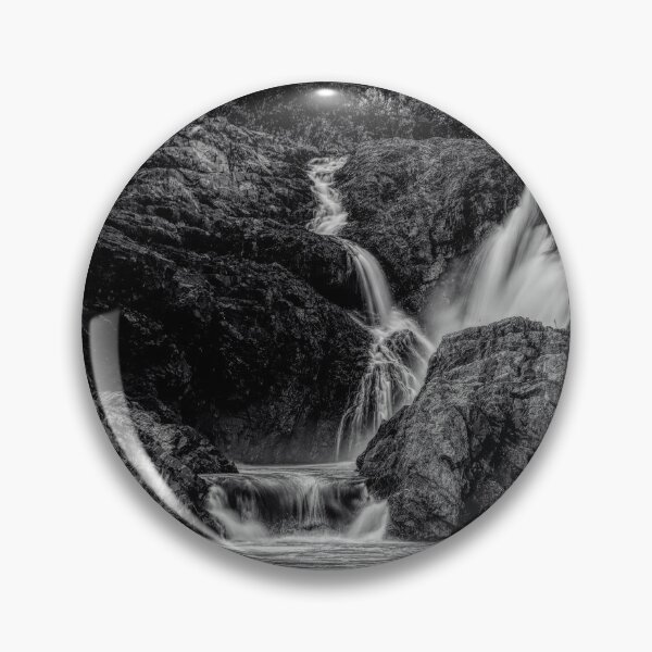 Artikelvorschau, Silver Falls in Wawa, Ontario, Schwarz und Weiß entworfen und verkauft von jrtwynam.