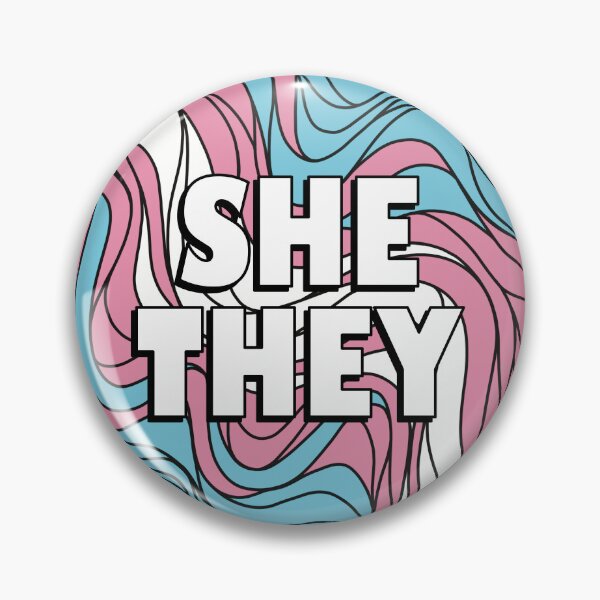 Aperçu de l'œuvre Badge pronom elle/ils sur les couleurs de la fierté trans créée et vendue par TheCornerOnline.