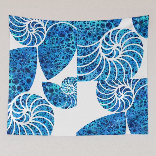 Artikelvorschau, Meeresmuster Blaue Nautilusmuscheln Strandkunst entworfen und verkauft von Sharon Cummings Art.