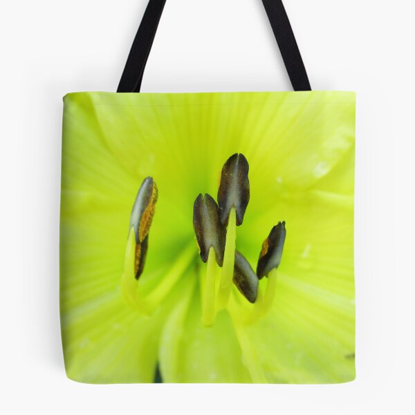 Aperçu de l'œuvre Fleur d'été jaune vif  créée et vendue par HeWritesWLight.
