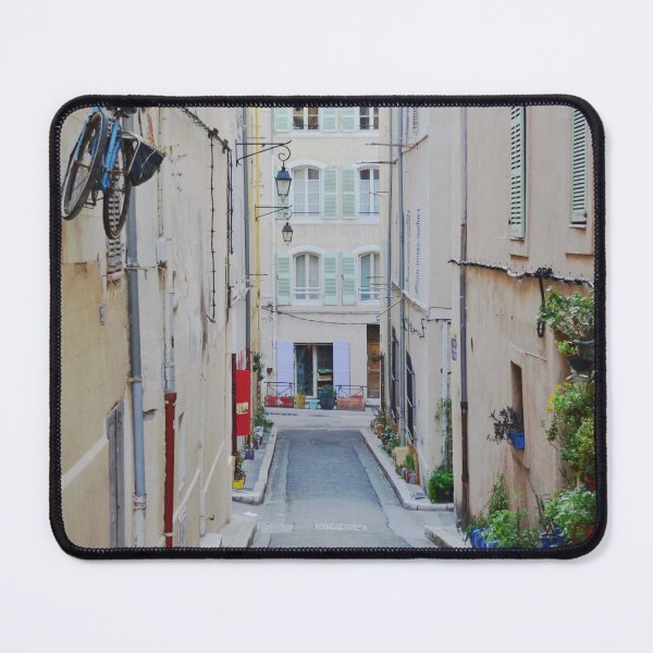 Aperçu de l'œuvre Charmante rue du vieux quartier de Marseille - Photographie urbaine sud de la France créée et vendue par CarolinaReina.