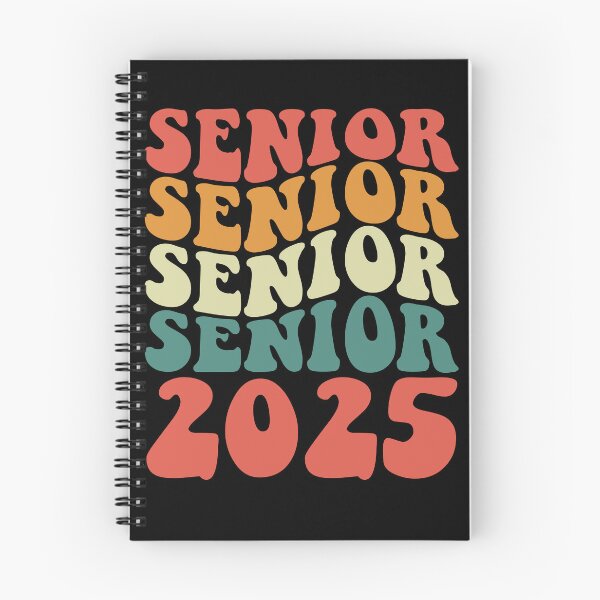 Artikelvorschau, Senior 2025 Graduation Class of 2025 Retro Senior 2025 Gear entworfen und verkauft von DynamicDesign.