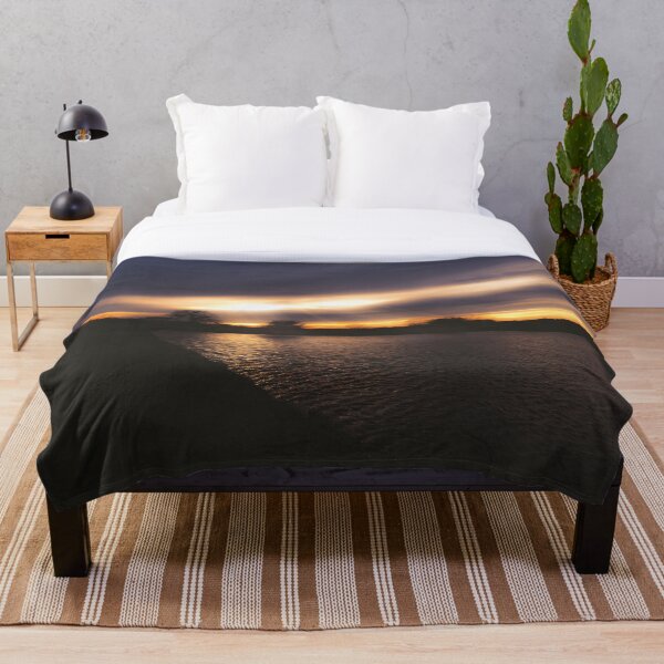 Aperçu de l'œuvre Coucher de soleil cosmique au bord du lac créée et vendue par Jordan Christopher.