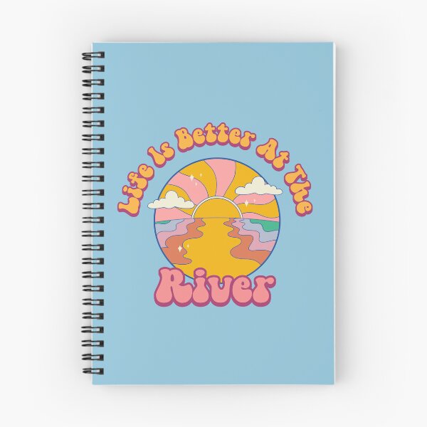 Artikelvorschau, Das Leben ist besser am Fluss, ein Design für Naturliebhaber Retro Design entworfen und verkauft von ThreadmyCanvas.