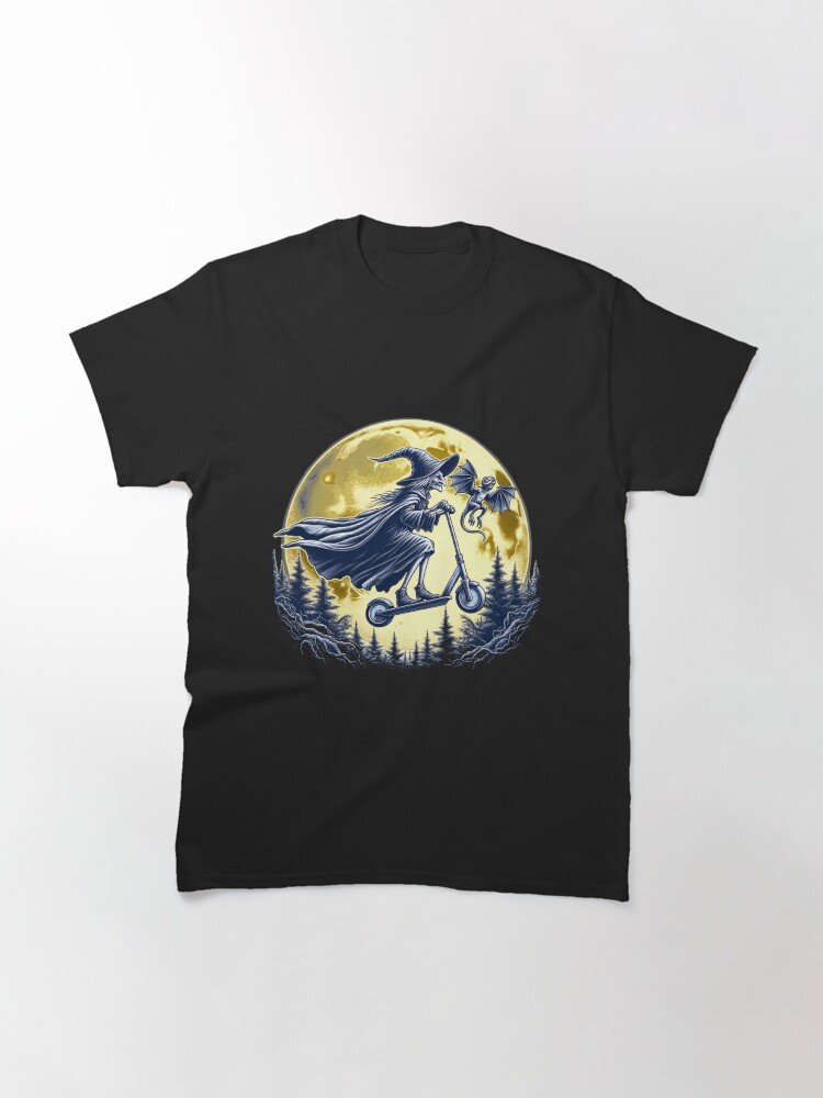 Thumbnail 3 von 7, Classic T-Shirt, Hexe mit einem Tretroller ohne Besen ist fliegend vor einem Vollmond. designt und verkauft von Matzi-MV.