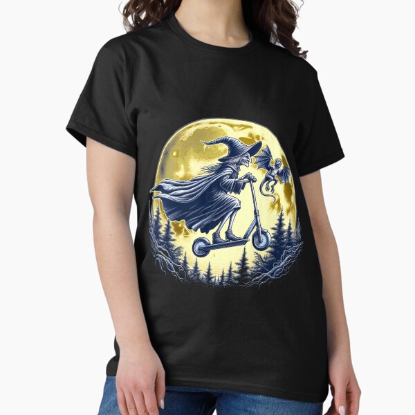 Hexe mit einem Tretroller ohne Besen ist fliegend vor einem Vollmond. Classic T-Shirt