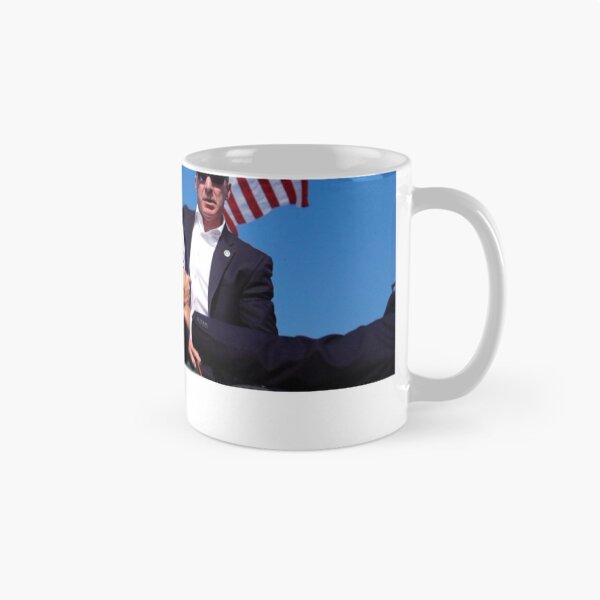Artikelvorschau, Donald Trump bei einer Kundgebung in Pennsylvania entworfen und verkauft von PhoenixTShirtz.