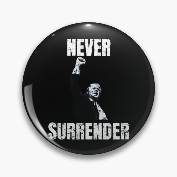 Artikelvorschau, NEVER SURRENDER TRUMP USA WAHL RETRO RALLYE SHOOTING HEMD entworfen und verkauft von jake-vern.
