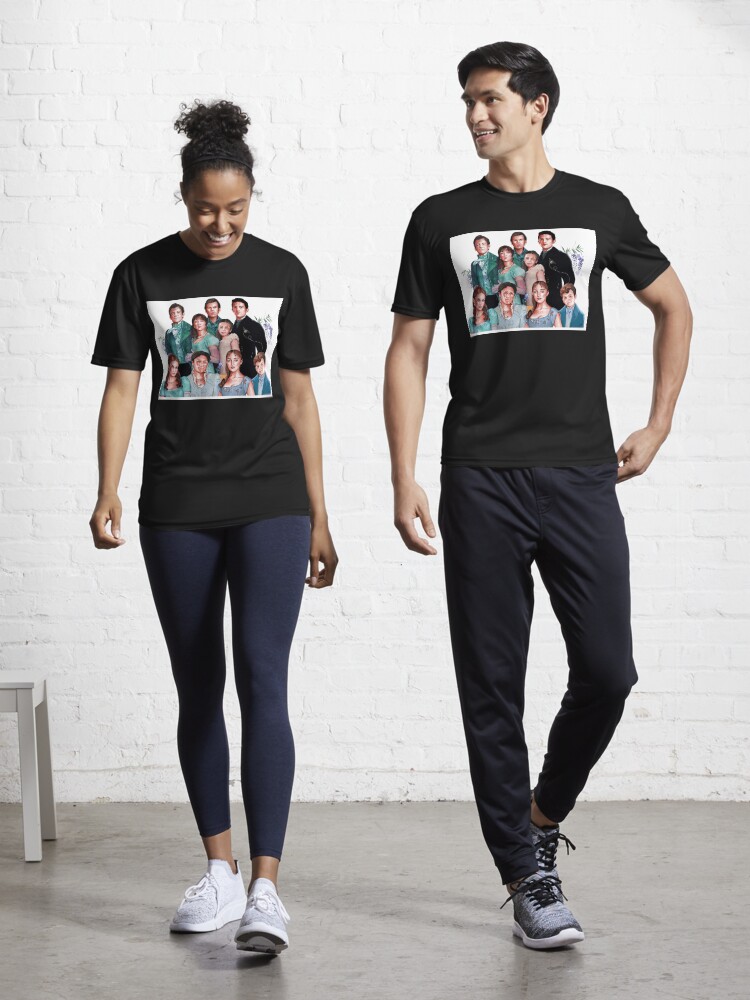 Aperçu 1 sur 7. T-shirt respirant avec l'œuvre La famille Bridgerton créée et vendue par laureneportrait.