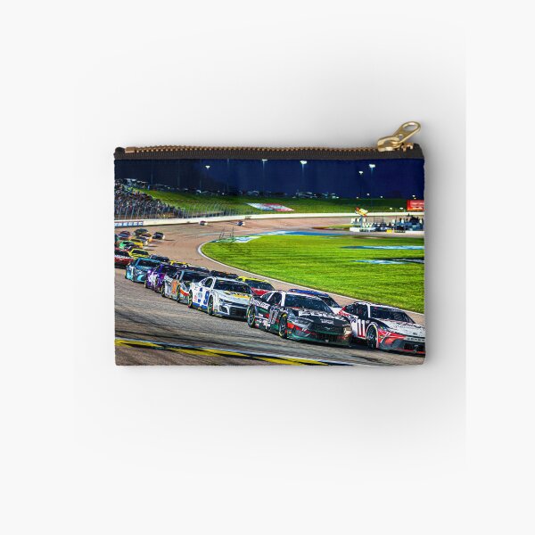 Artikelvorschau, Chris Buescher und Denny Hamlin führen das Feld auf dem Kansas Speedway an. entworfen und verkauft von Rodissimus1984.