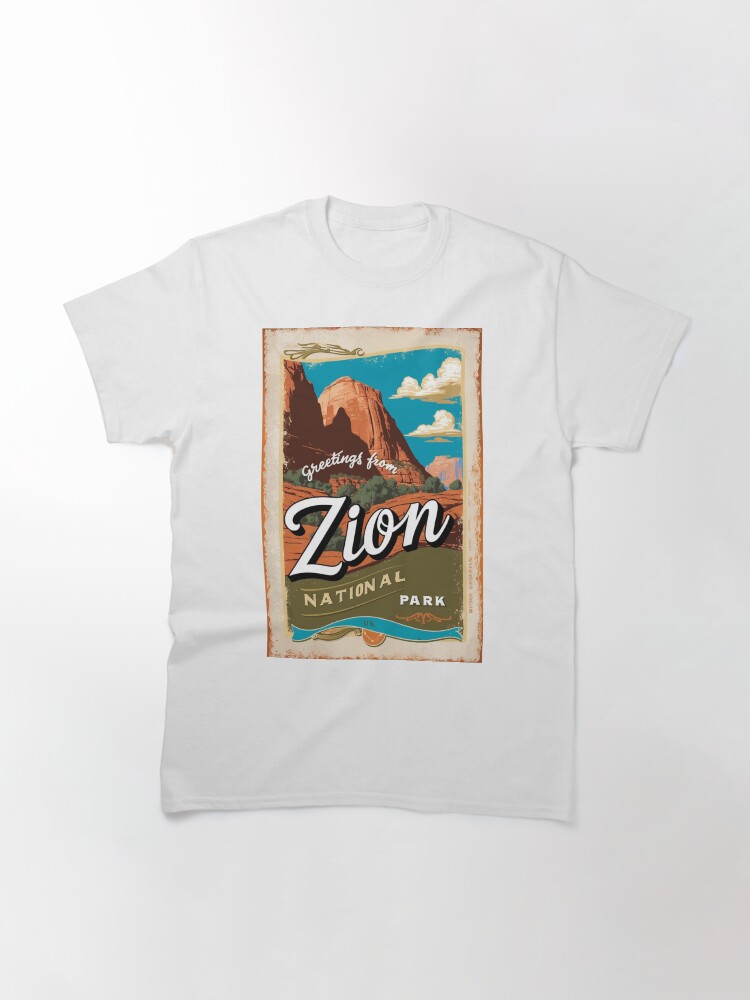 Imagen 3 de 7, Camiseta clásica con la obra Postal del Parque Nacional Zion Vintage Retro Travel Vintage, diseñada y vendida por MangaWorld4All.