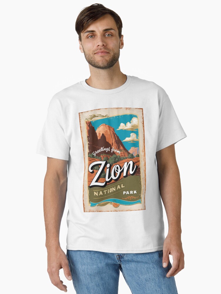 Imagen 1 de 7, Camiseta clásica con la obra Postal del Parque Nacional Zion Vintage Retro Travel Vintage, diseñada y vendida por MangaWorld4All.