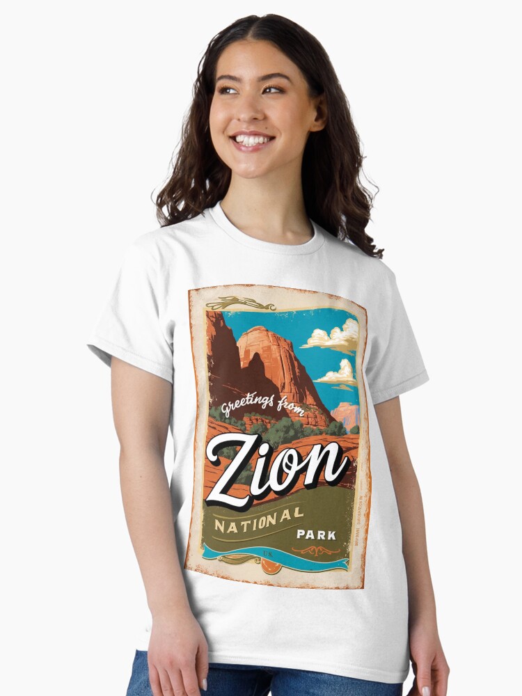 Imagen 2 de 7, Camiseta clásica con la obra Postal del Parque Nacional Zion Vintage Retro Travel Vintage, diseñada y vendida por MangaWorld4All.