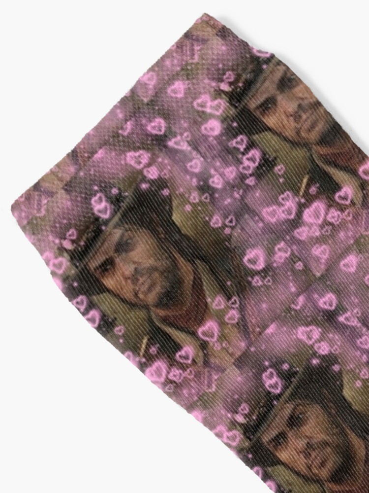 Imagen 2 de 5, Calcetines con la obra Corazones de John Marston, diseñada y vendida por BreadIsGay.