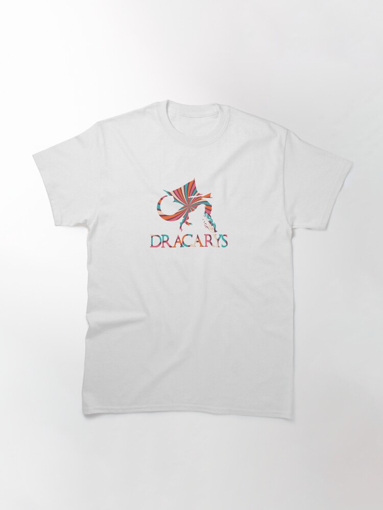 Aperçu 3 sur 7. T-shirt classique avec l'œuvre Dracarys coloré créée et vendue par BomPom.