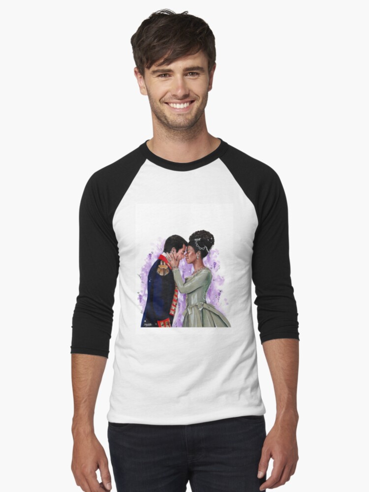 Aperçu 1 sur 3. T-shirt baseball manches ¾ avec l'œuvre La Reine Charlotte - une histoire Bridgerton créée et vendue par laureneportrait.
