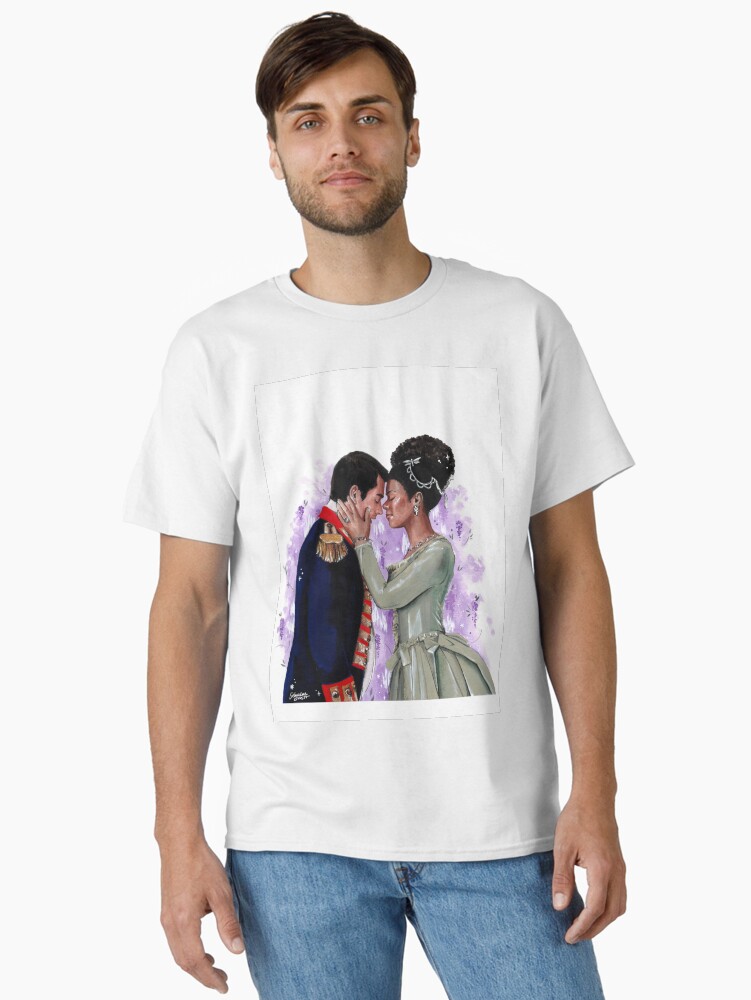 Aperçu 1 sur 7. T-shirt classique avec l'œuvre La Reine Charlotte - une histoire Bridgerton créée et vendue par laureneportrait.