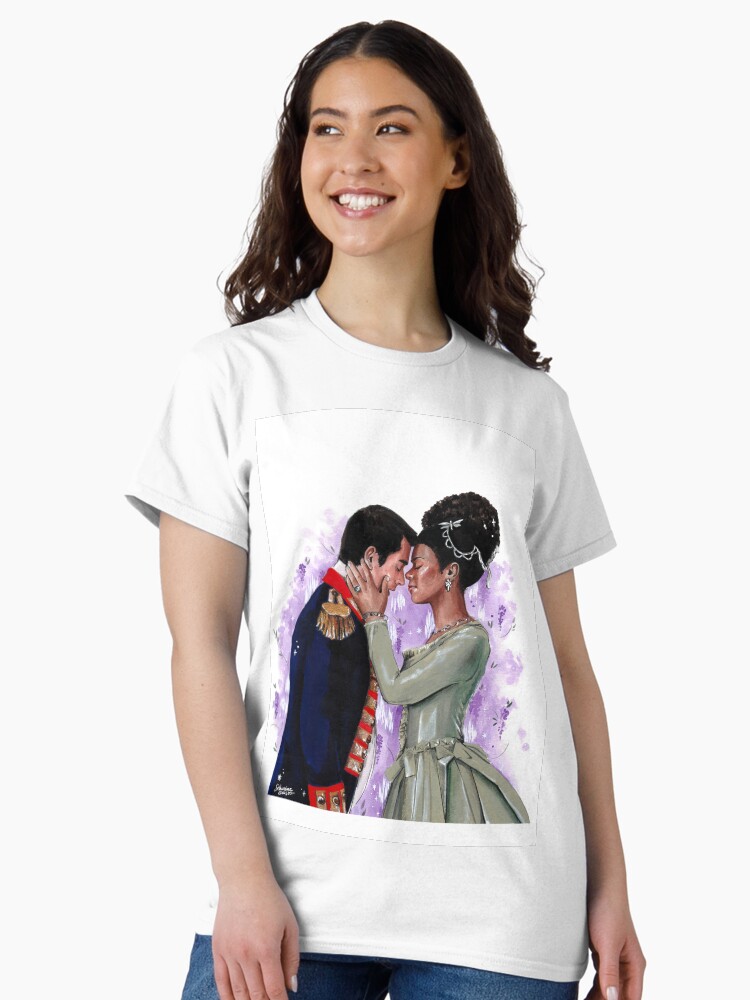 Aperçu 2 sur 7. T-shirt classique avec l'œuvre La Reine Charlotte - une histoire Bridgerton créée et vendue par laureneportrait.