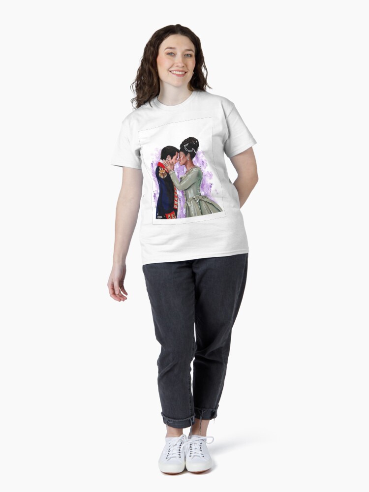 Aperçu 4 sur 7. T-shirt classique avec l'œuvre La Reine Charlotte - une histoire Bridgerton créée et vendue par laureneportrait.