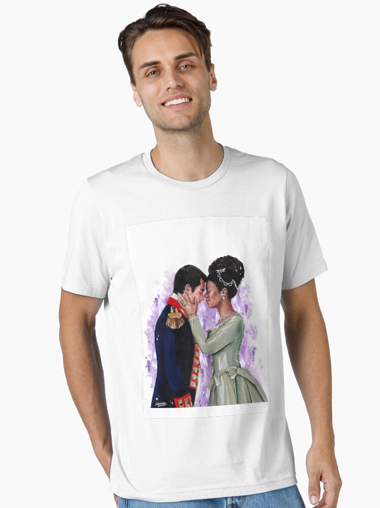 Aperçu 1 sur 7. T-shirt essentiel avec l'œuvre La Reine Charlotte - une histoire Bridgerton créée et vendue par laureneportrait.