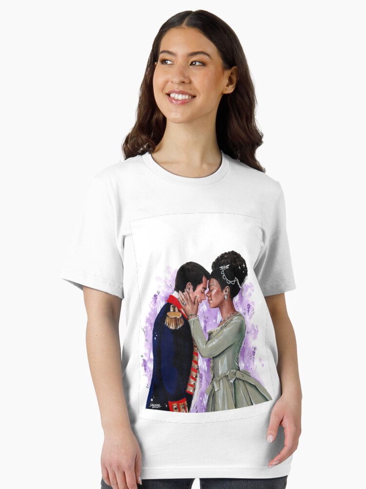 Aperçu 2 sur 7. T-shirt essentiel avec l'œuvre La Reine Charlotte - une histoire Bridgerton créée et vendue par laureneportrait.