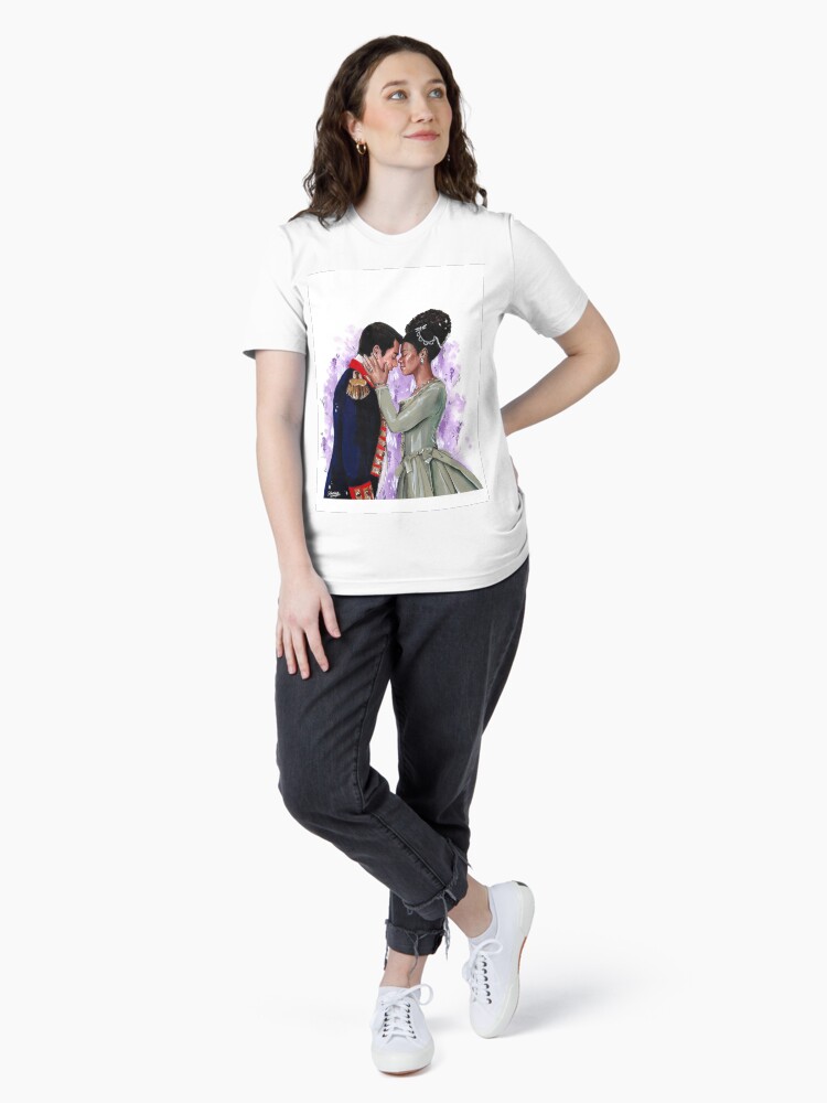 Aperçu 4 sur 7. T-shirt essentiel avec l'œuvre La Reine Charlotte - une histoire Bridgerton créée et vendue par laureneportrait.