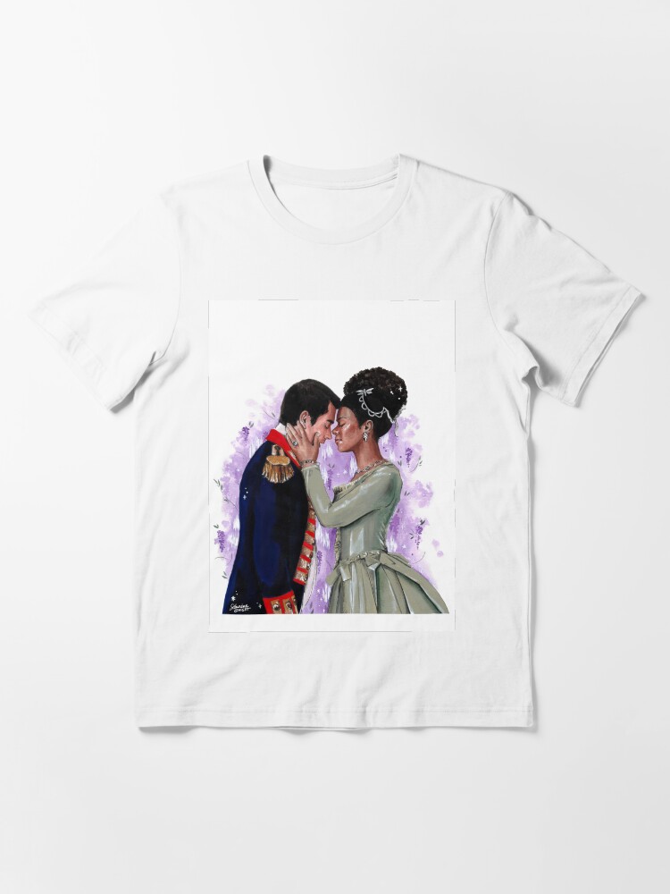 Aperçu 3 sur 7. T-shirt essentiel avec l'œuvre La Reine Charlotte - une histoire Bridgerton créée et vendue par laureneportrait.