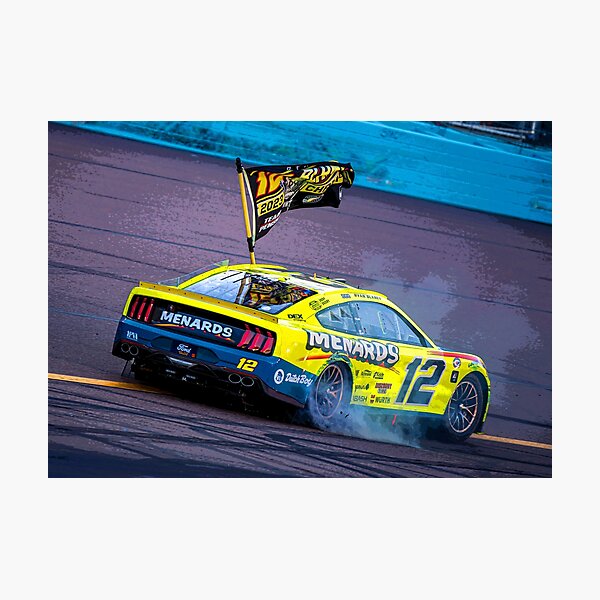 Artikel-Vorschau von Ryan Blaney feiert, indem er Donuts in seinem 2023 Nascar Cup Car macht, designt und verkauft von Rodissimus1984.