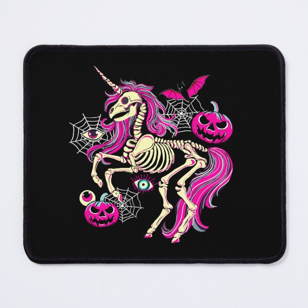 Aperçu de l'œuvre T-shirt squelette de licorne d'Halloween – T-shirt graphique mignon et effrayant | Vêtements d'Halloween gothiques pastel créée et vendue par BosskaDesign.