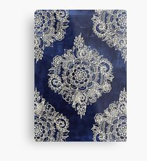 Creme marokkanisches Blumenmuster auf tiefe Indigo-Tinte Metallbild
