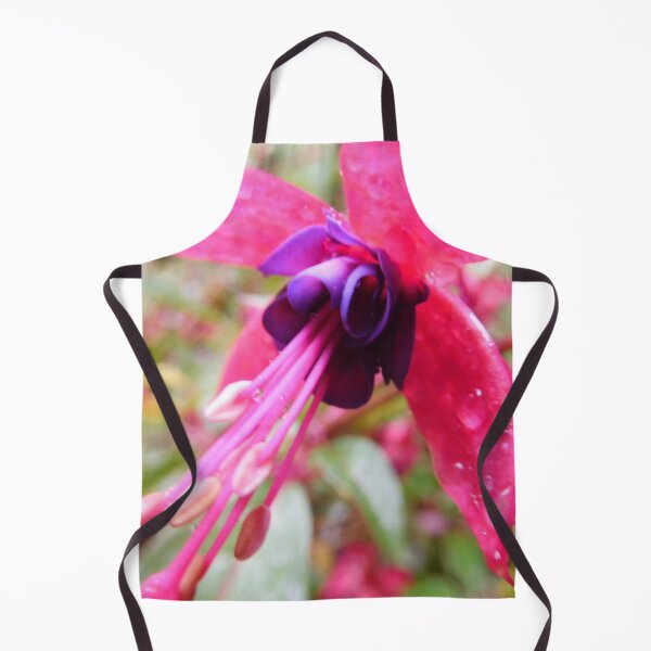 Artikelvorschau, Fuchsia Blume mit Wassertropfen entworfen und verkauft von priesterjen.