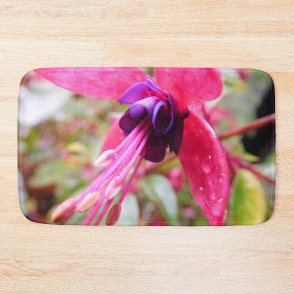 Artikelvorschau, Fuchsia Blume mit Wassertropfen entworfen und verkauft von priesterjen.