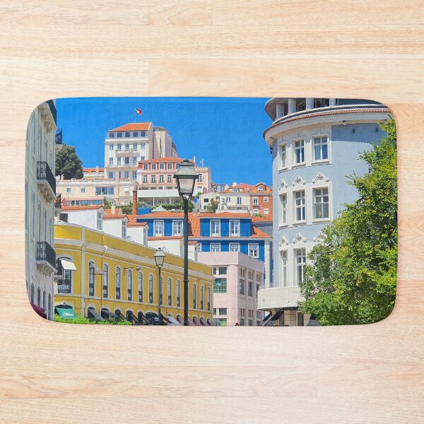 Aperçu de l'œuvre En regardant de la Praça D.Luís I à la Rua da Moeda. Lisbonne. Le Portugal. Une ville rénovée. Ville rajeunie. créée et vendue par Tereza Pilar Art.