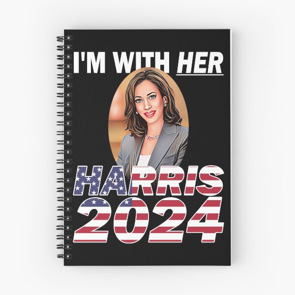 Artikelvorschau, Ich bin bei ihr: Kamala Harris 2024 entworfen und verkauft von mamahellfire31.