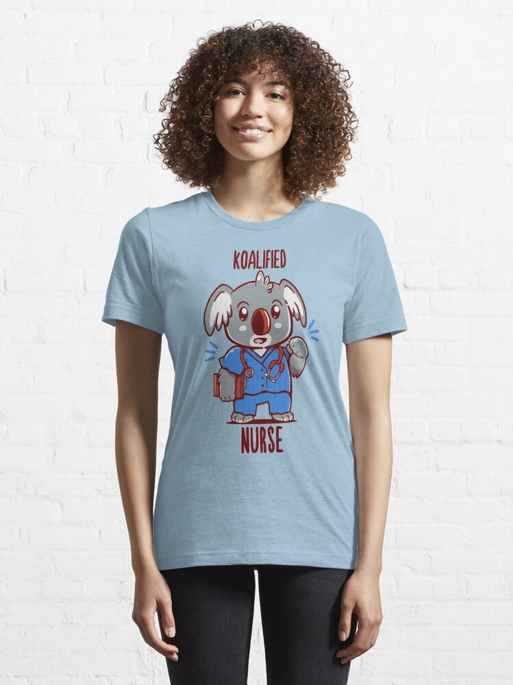 Vista alternativa de Camiseta esencial o koalafied! Ilustraciones de Sarah Richford (TechraNova) diseño de koala original de estilo de dibujos animados. ¡Sigueme en Twitter! @SarahR_Art ~~~~~~~~~~~~~~~~~~~~~~~~~~~~~~~~~~~ # ¡Más etiquetas de diseño e información adicionales! koala divertido