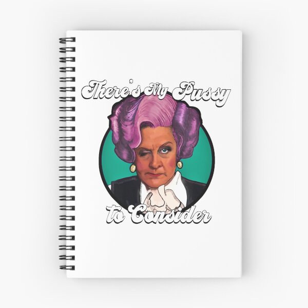 Aperçu de l'œuvre Style vintage Mme Slocombe Citation Art – « Il y a mon chat à considérer ! » créée et vendue par Michaelofthe80s.