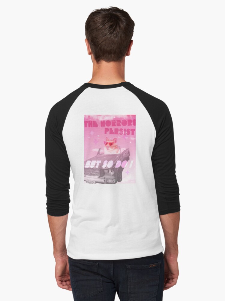 Imagen 1 de 3, Camiseta ¾ estilo béisbol con la obra Los horrores persisten pero yo también meme hámster., diseñada y vendida por caitlinkdesigns.