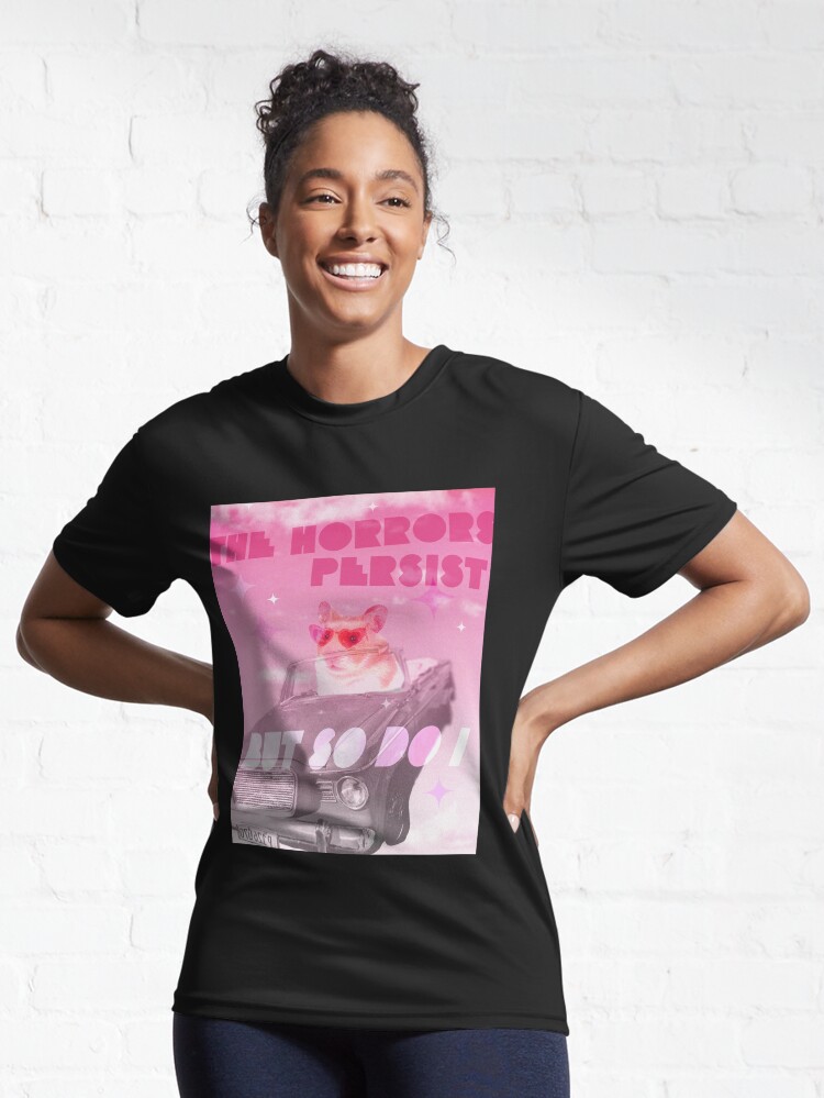 Imagen 6 de 7, Camiseta deportiva con la obra Los horrores persisten pero yo también meme hámster., diseñada y vendida por caitlinkdesigns.