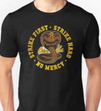 Cobra Kai - Strike First - Strike Hard - Keine Gnade - HD Distressed Variante Unisex T-Shirt