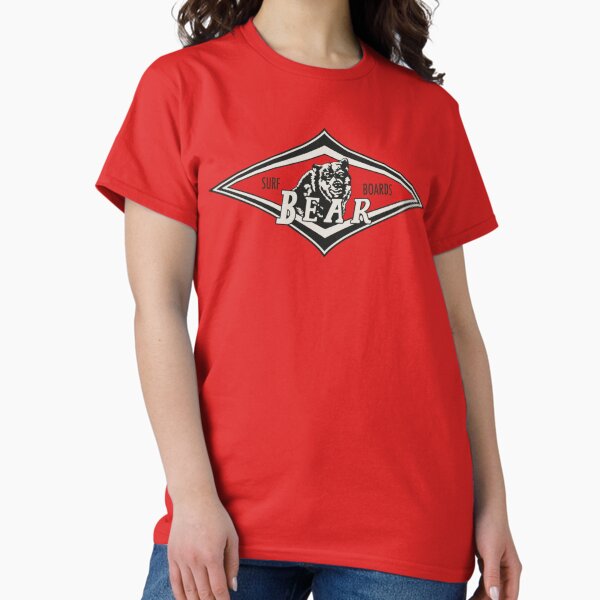 Vista previa del artículo con la obra «Vintage Surfing Bear Big Wednesday culto tabla de surf rojo surf logo diamante retro camiseta », diseñado y vendido por Kludoman.
