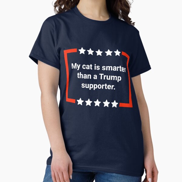 Vista previa del artículo con la obra «Mi gato es más inteligente que un partidario de Trump », diseñado y vendido por Rachel the Artist .