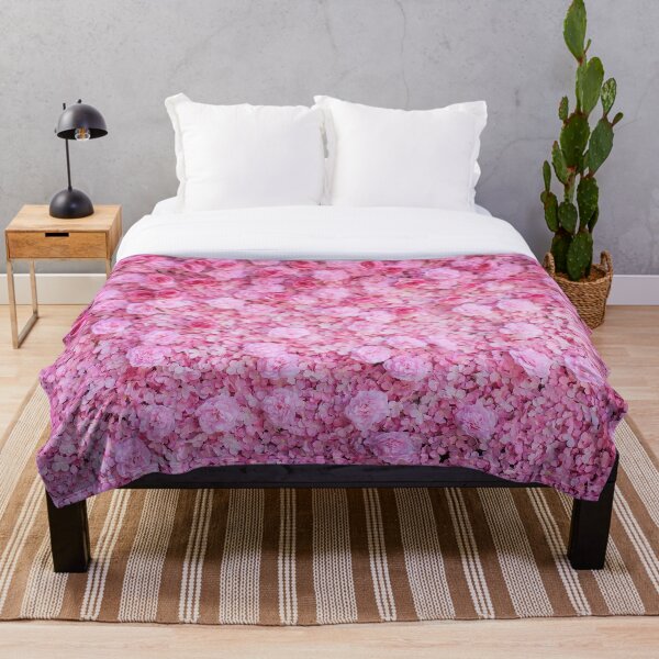 Artikelvorschau, Wand aus rosa Rosen Blumen Hintergrund Natur Wandteppich Foto entworfen und verkauft von OneWorldLove.