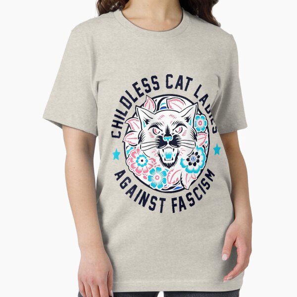 Artikel-Vorschau von Kinderlose Katzendamen gegen Faschismus T-Shirt, designt und verkauft von egallagher-shop.